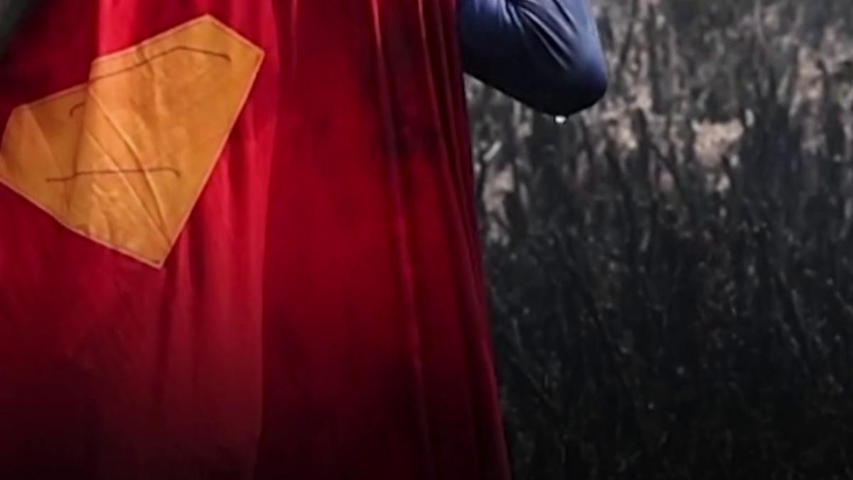 superman din viata reala un baiat de 16 ani ajuta la stingerea incendiilor din indonezia alaturi de tatal sau