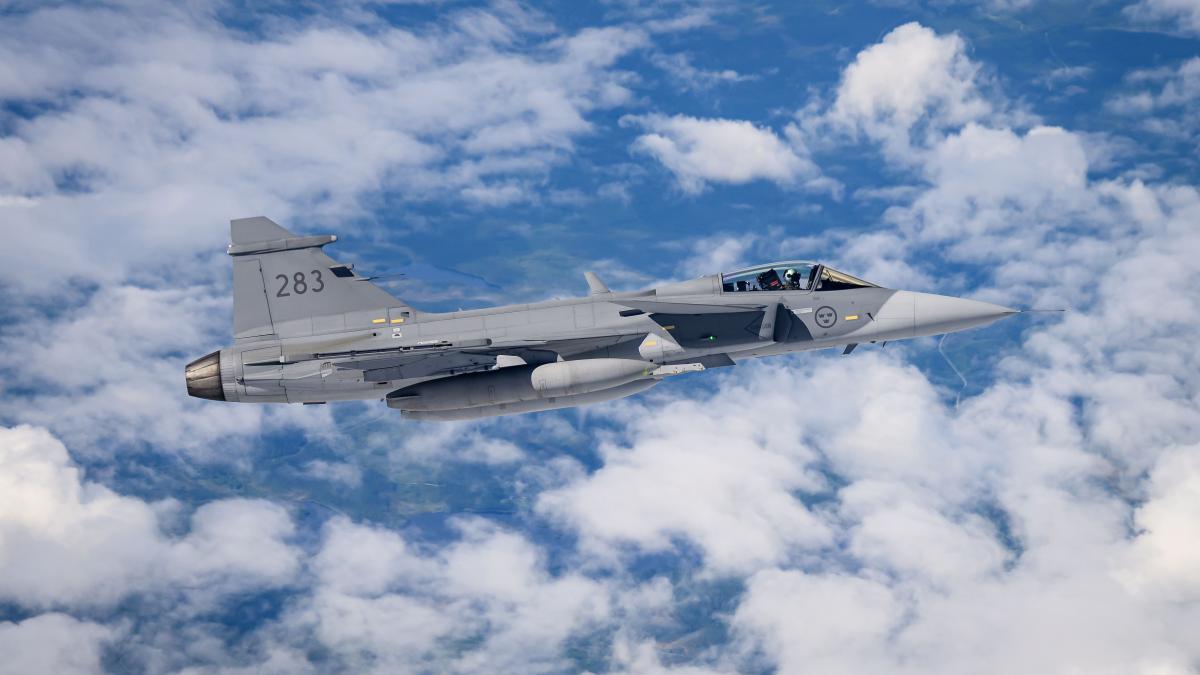 un avion de vanatoare gripen s a prabusit in ungaria peter magyar pilotul s a catapultat cu succes