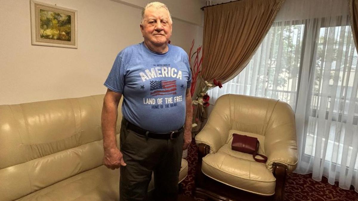 un pensionar din sua vine in fiecare an la baile nicolina din iasi am ajuns cu bastonul in mana si am plecat cu el sub brat