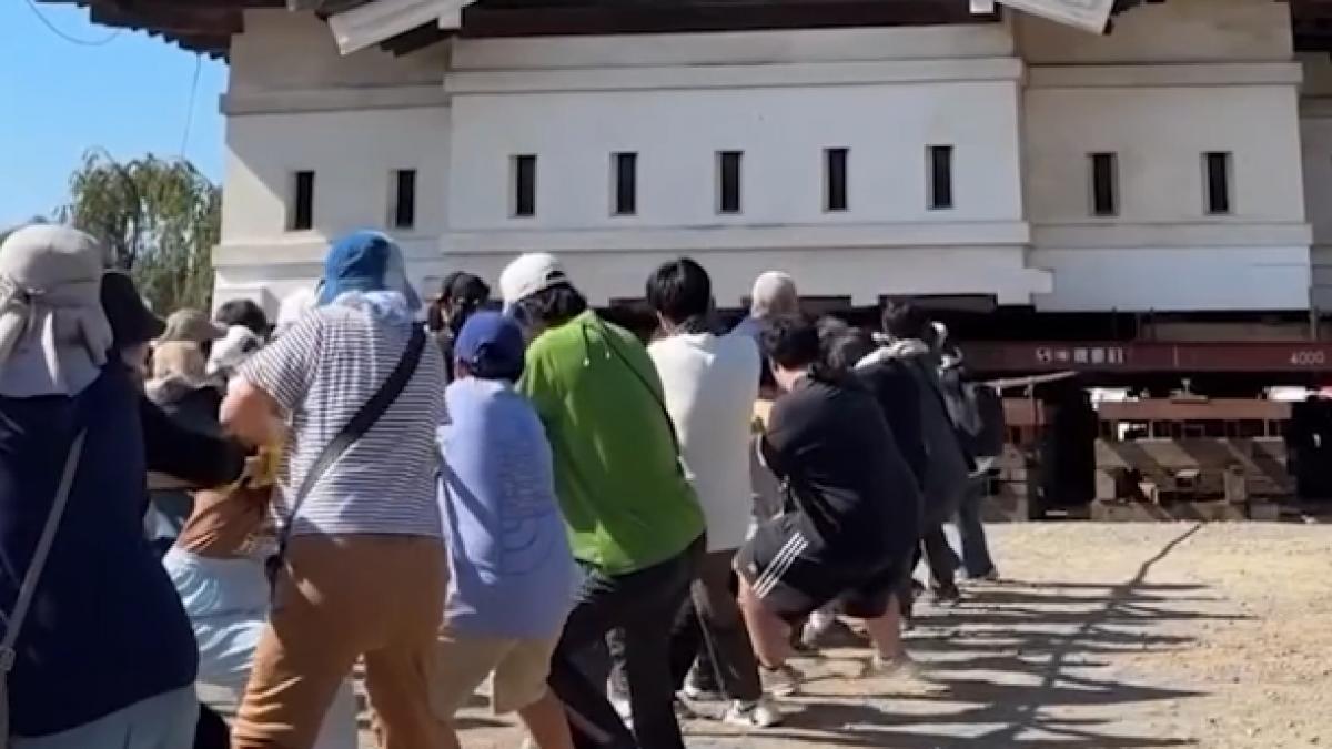 1 800 de oameni vor muta castelul hirosaki de 360 de tone din japonia pentru protejarea cladirii vor folosi metoda hikiya