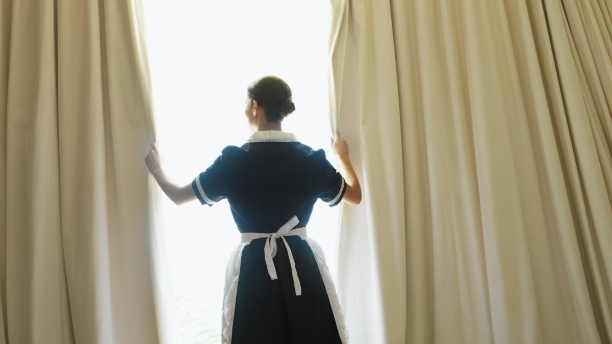 poza in care apare o camerista in timp ce face curat intr-o camera de hotel - GettyImages-593344210