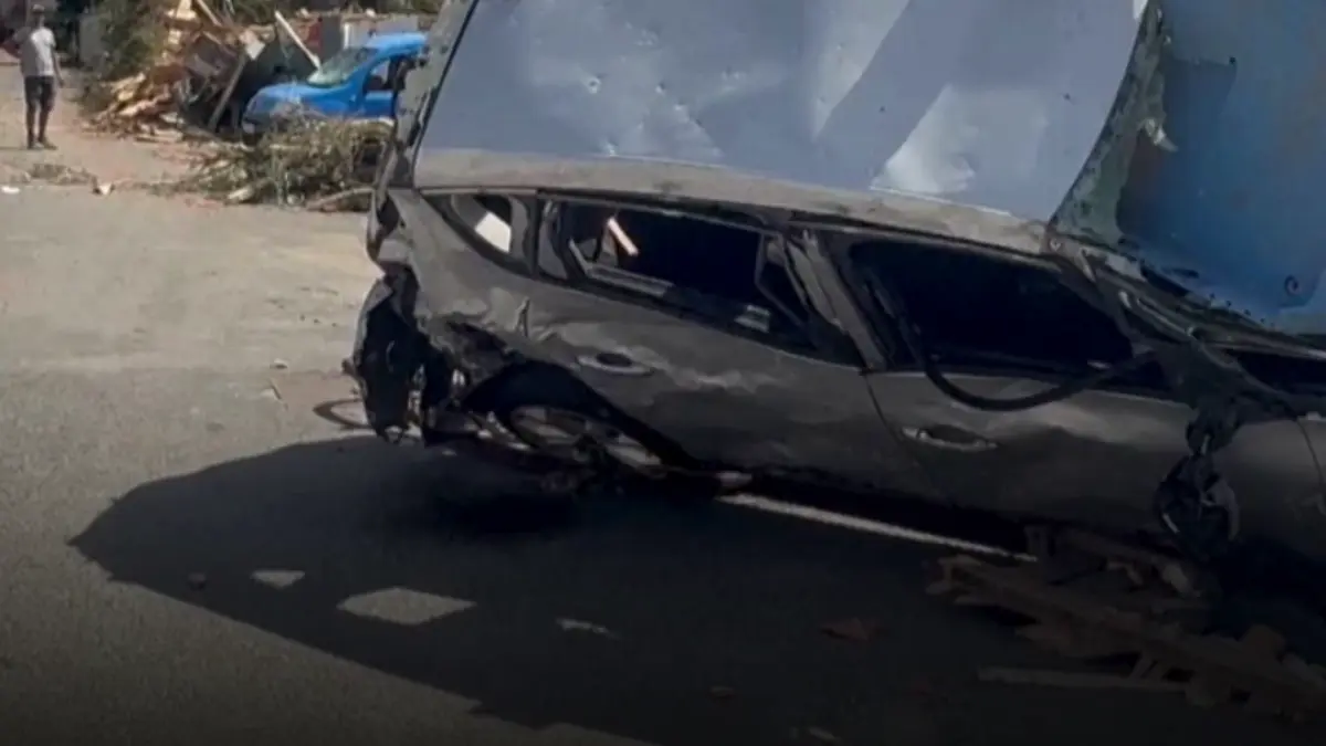 o tornada a maturat un sat din franta zeci de oameni au fost raniti furtuna a smuls acoperisuri si a distrus sute de case