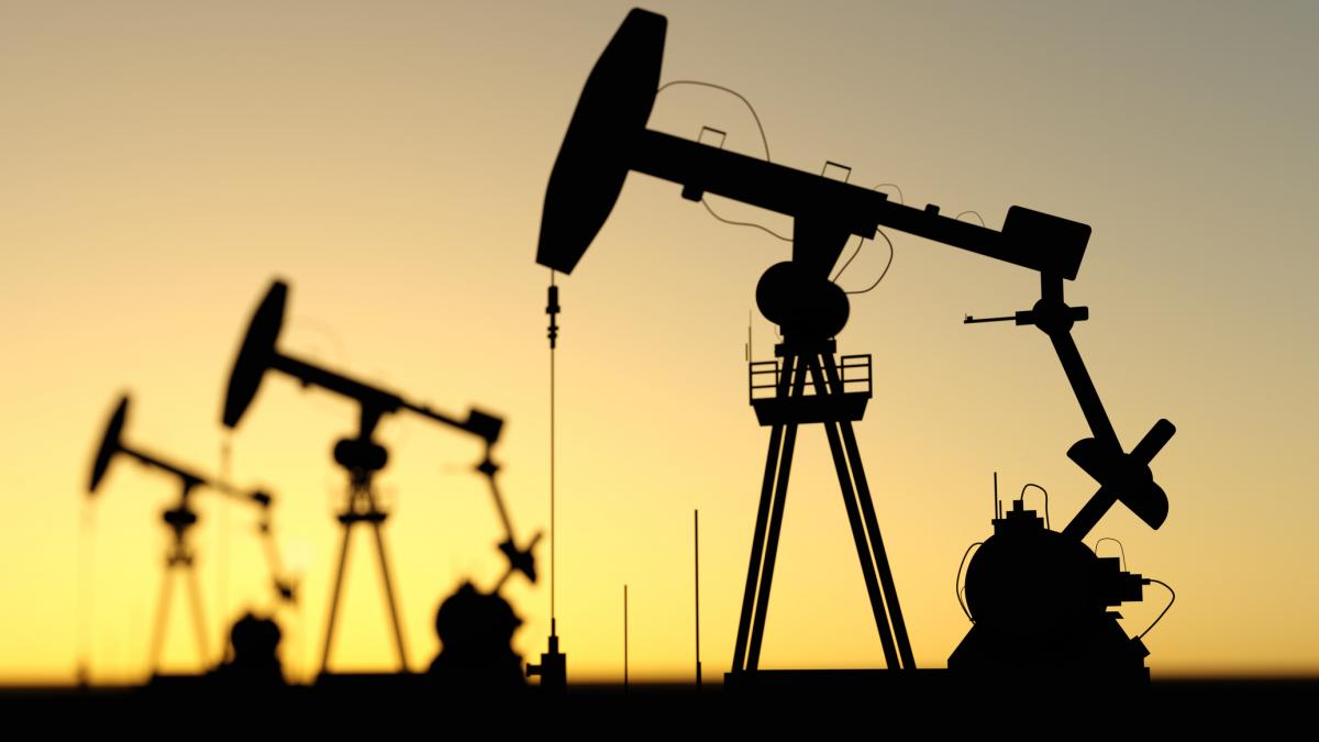 pretul petrolului a scazut luni desi sua au anuntat un plan global pentru izolarea financiara a iranului ziua z economica