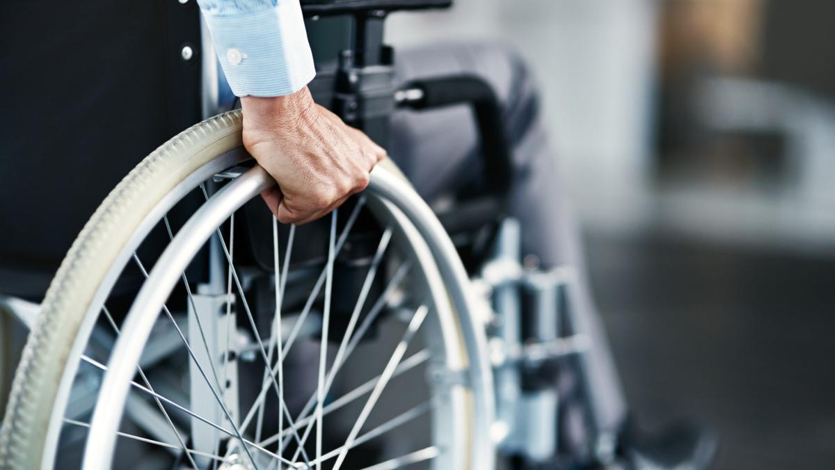 stimulentul pentru adultii cu handicap din bucuresti ar putea fi suspendat cei 52 000 de beneficiari nu si au primit banii de 10 luni