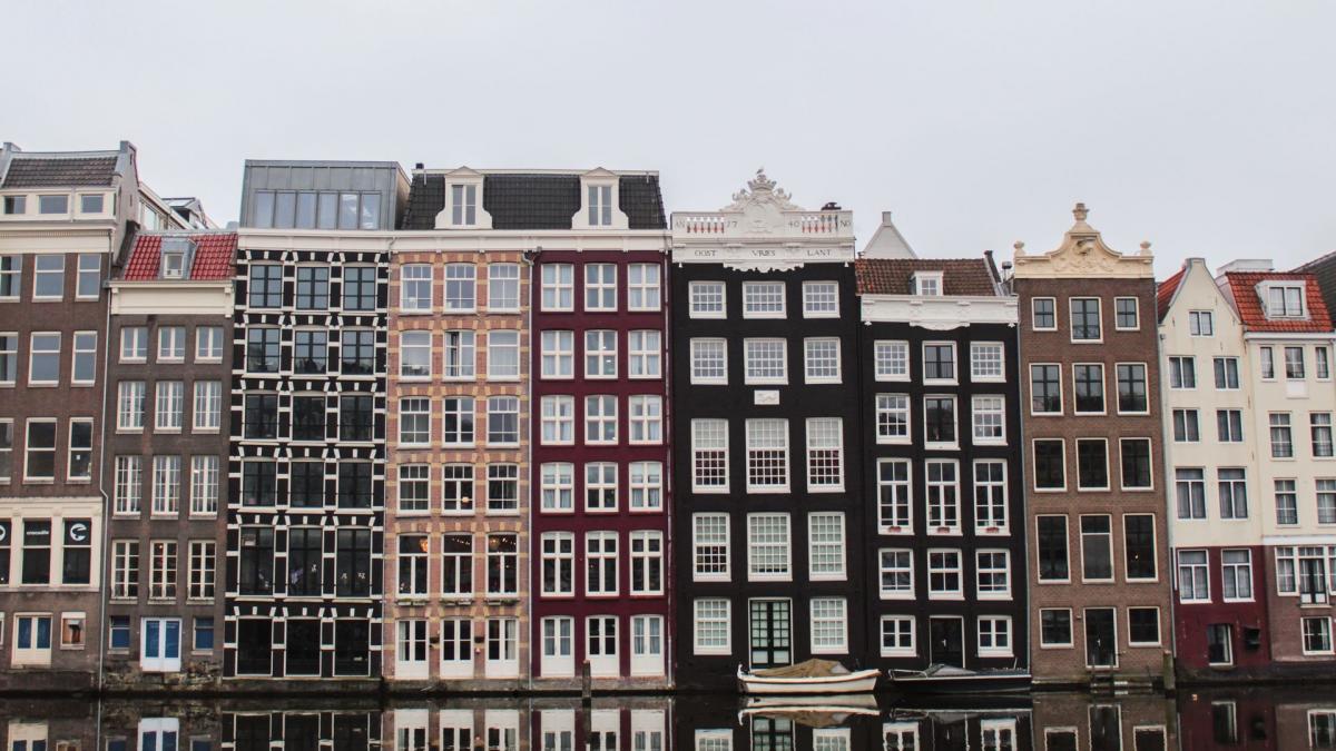 strada din Amsterdam cu casele înguste si înclinate