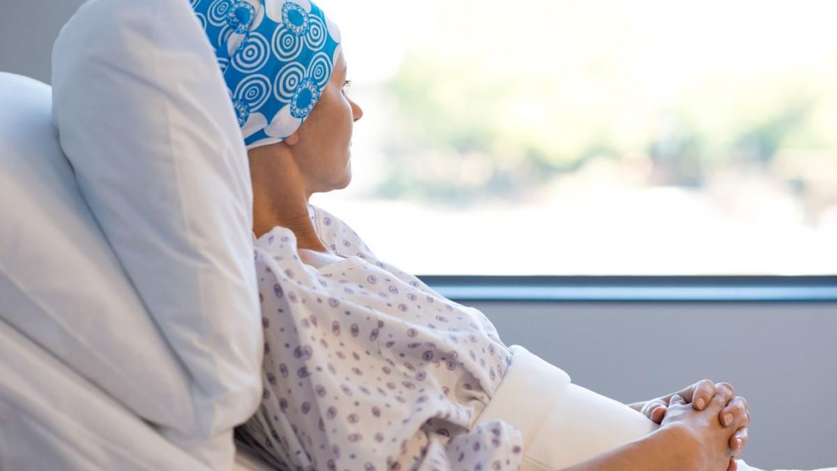 femeie cu cancer pe patul de spital
