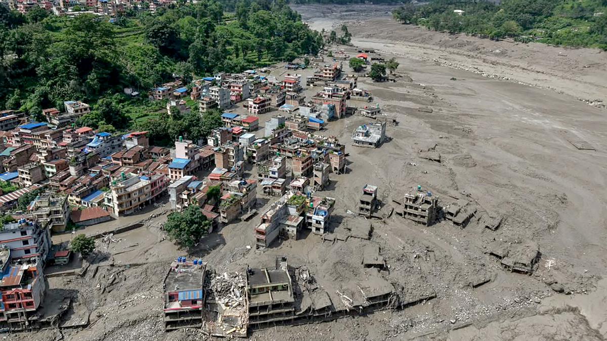 imagini apocaliptice in nepal viituri uriase au maturat totul in cale sute de persoane disparute inclusiv 291 de turisti straini
