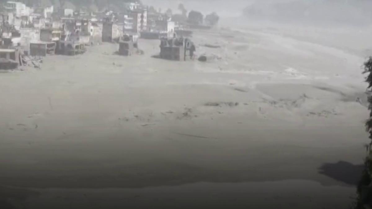 imagini apocaliptice in nepal viituri uriase au maturat totul in cale sute de persoane disparute inclusiv 291 de turisti straini