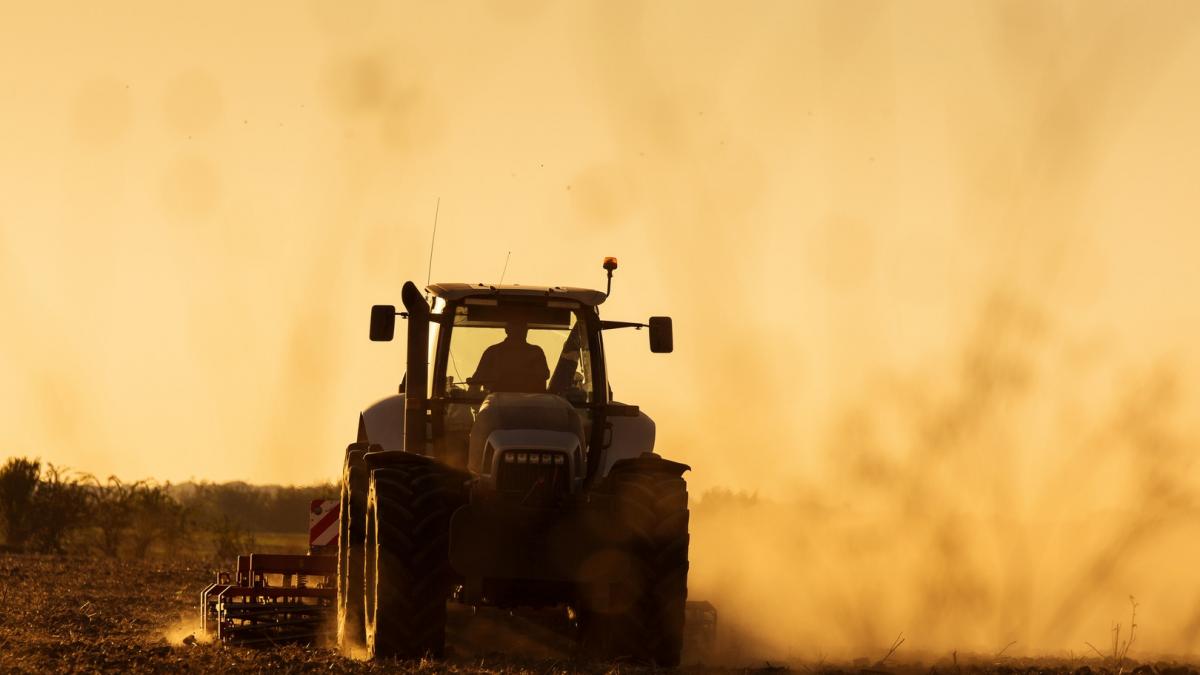 tractor pe câmp cu mult fum