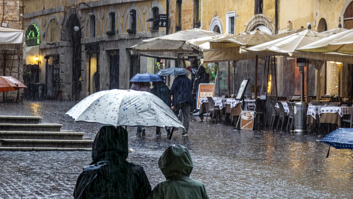 prognoza actualizata pentru bucuresti anm anunta ploi si vijelii in urmatoarele doua zile temperaturile nu mai depasesc 30 de grade