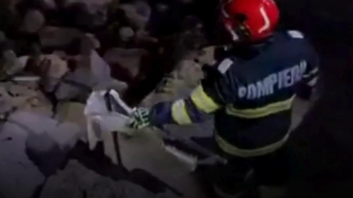 un fragment de drona a ajuns pe stabilopozii de la cazinoul din constanta politistii l au scos cu mana dintre pietre