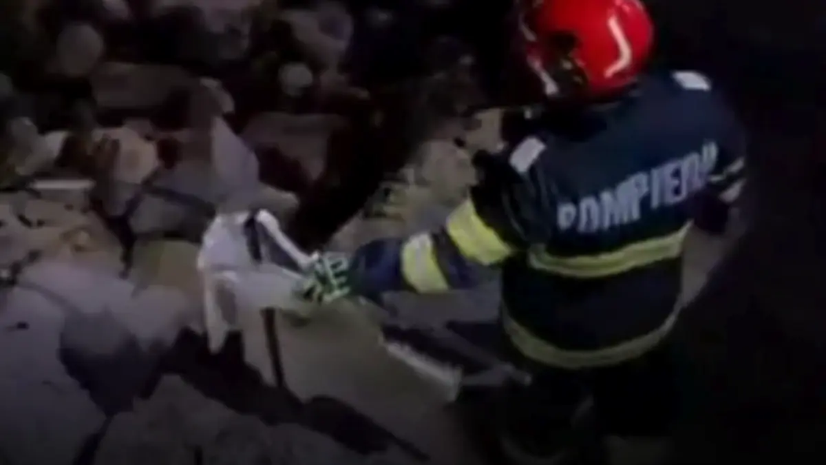 un fragment de drona a ajuns pe stabilopozii de la cazinoul din constanta politistii l au scos cu mana dintre pietre