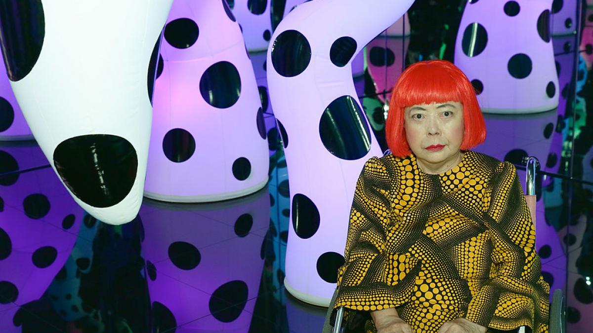 a murit yayoi kusama legendara artista japoneza cunoscuta ca regina bulinelor