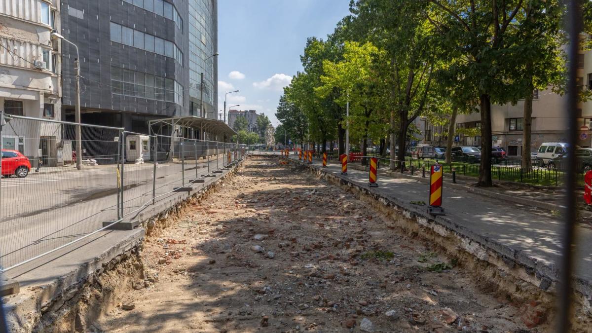 imagini cu posibile vestigii gasite de muncitorii care lucrau pe o strada din bucuresti arheologii spun daca sunt relicve importante