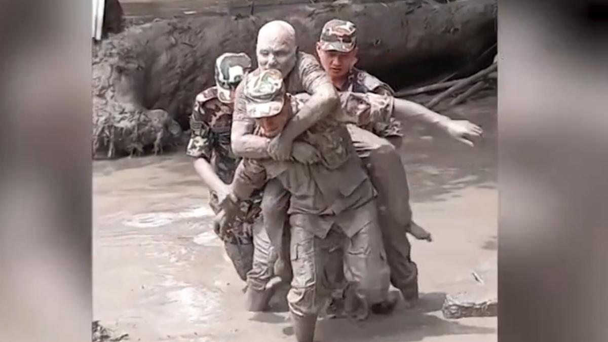 imagini dramatice din nepal supravietuitorii sunt scosi de armata din noroiul urias dezastrul se vede din satelit