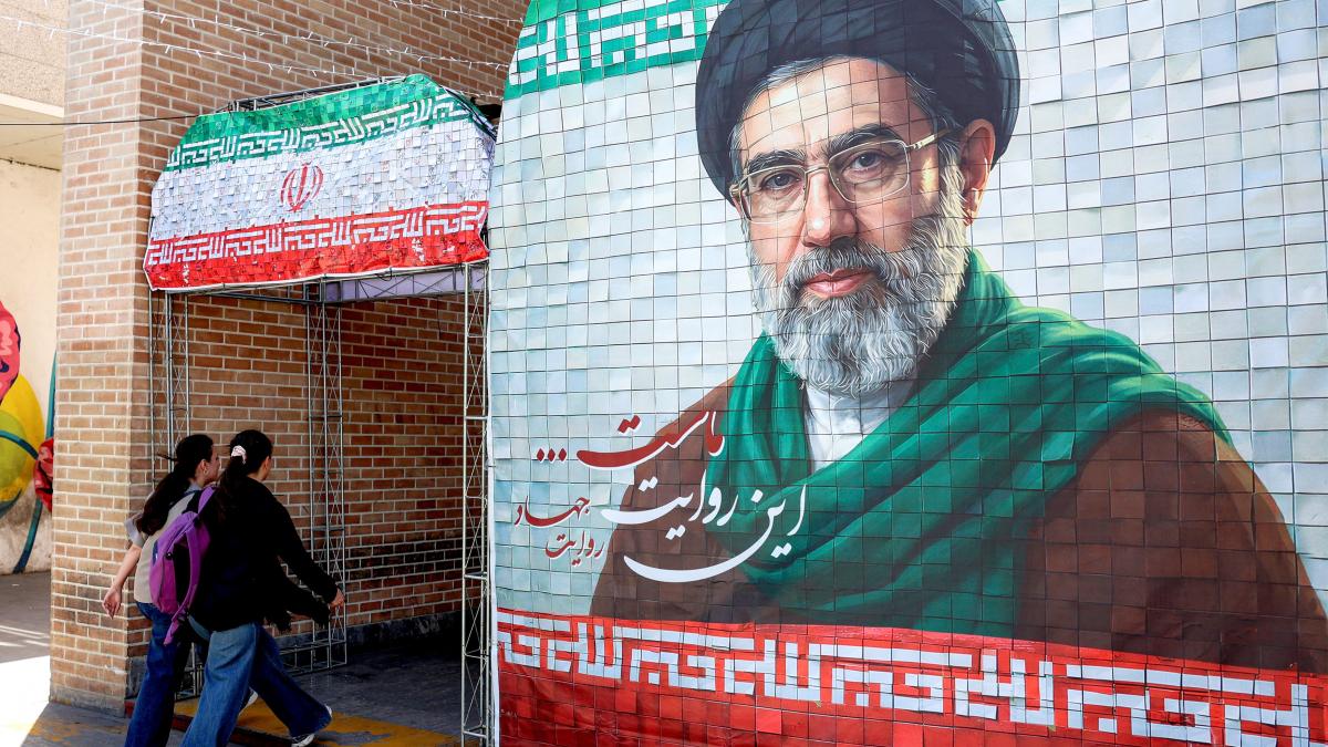 Mojtaba Khamenei pictură pe un zid