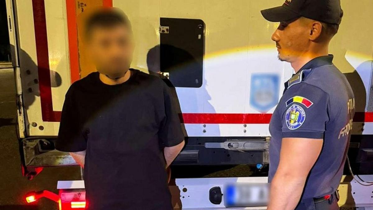 politistii de frontiera au gasit pe dn5 un barbat turc ascuns intr un tir printre bare de aluminiu cum a ajuns acolo