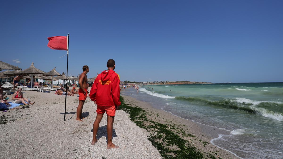 poza in care apar doi salvamari supraveghează turiştii aflaţi pe o plajă de pe litoralul românesc - agerpres_11467800