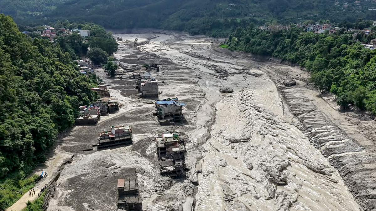 un nou val de inundatii ar putea lovi china si nepal dupa dezastrul de la granita un lac s a format in zona