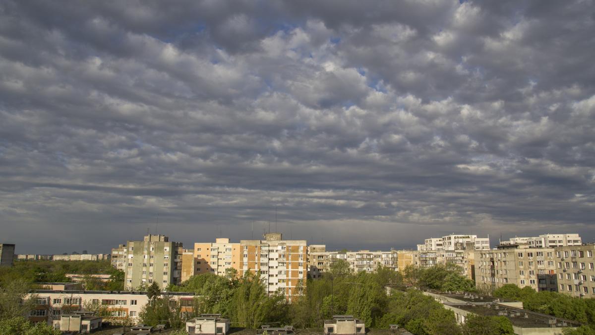 vremea in bucuresti cod galben de averse torentiale si temperaturi sub 30 de grade