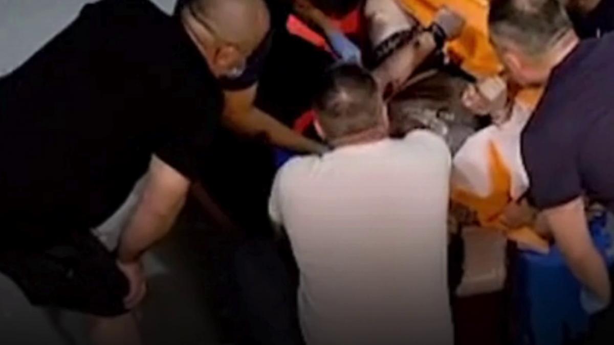 cinci dintre cei 12 marinari aflati la bordul cargoului progress iv care s a scufundat joi seara in marea neagra au fost transportati