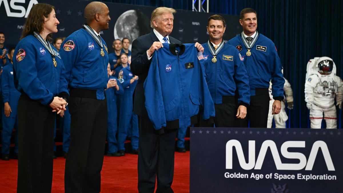 donald trump i a decorat pe astronautii misiunii artemis ii dupa ce echipajul a doborat recordul de distanta stabilit de apollo