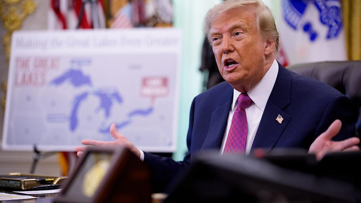 donald trump vrea sa schimbe si numele oceanului pacific sau atlantic avem un golf si avem un lac ne lipseste doar un ocean