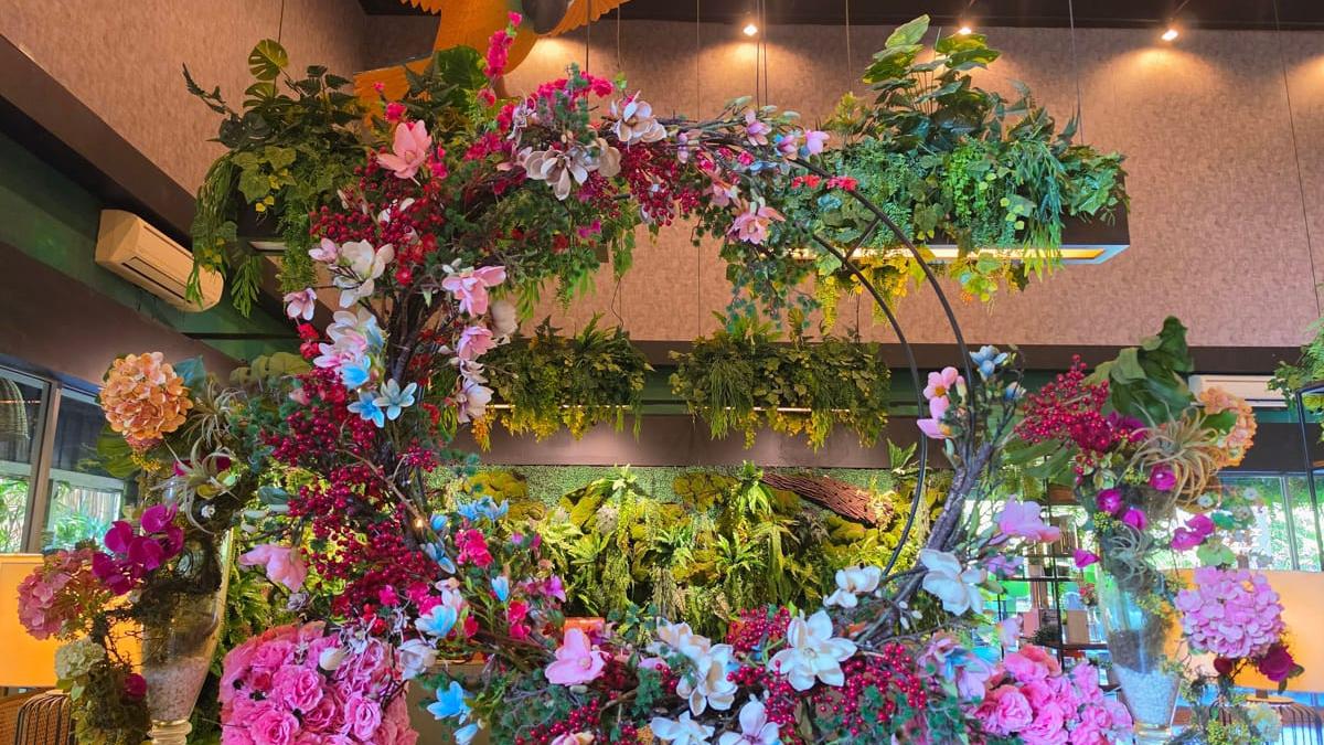 aranjament floral mare colorat
