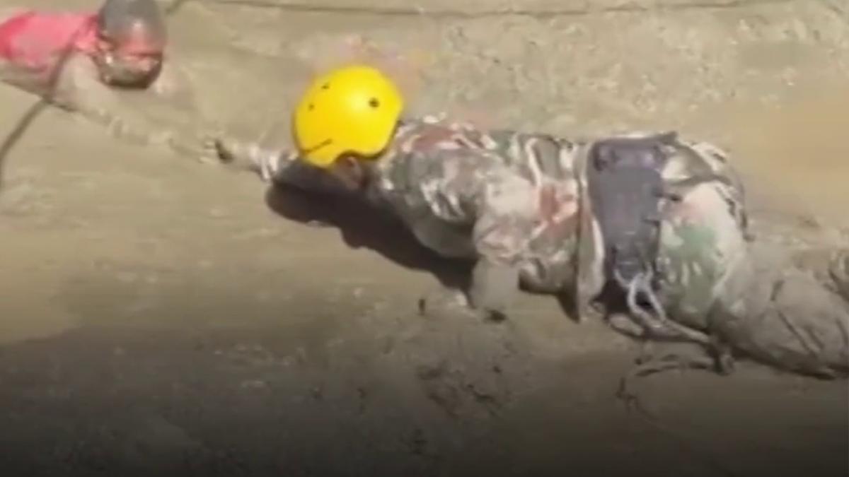 imagini dureroase din nepal supravietuitorii sunt scosi cu greu de sub valul de noroi