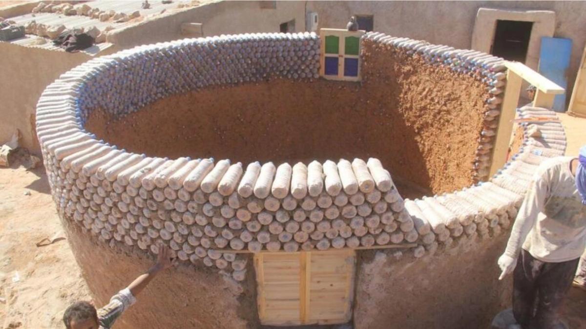 in 2016 un inginer refugiat a umplut sticle cu nisip si i a construit bunicii sale o casa in desert dupa un an facuse 27 de locuinte