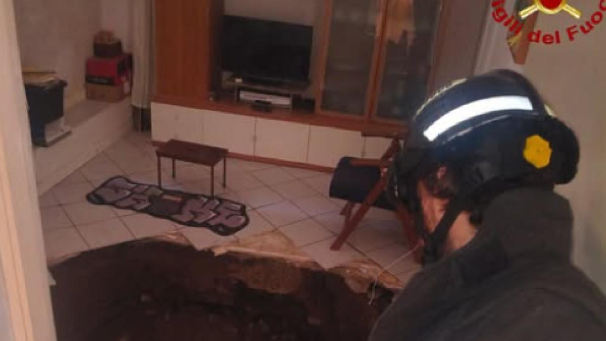 s a intors acasa si a gasit sufrageria prabusita ce se ascundea sub podea de peste 80 de ani