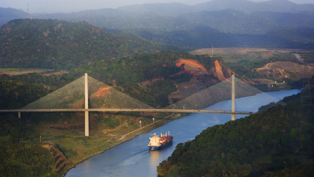 un petrolier a platit 4 5 milioane de euro ca sa traverseze prioritar canalul panama inainte de restrictiile din cauza el nino