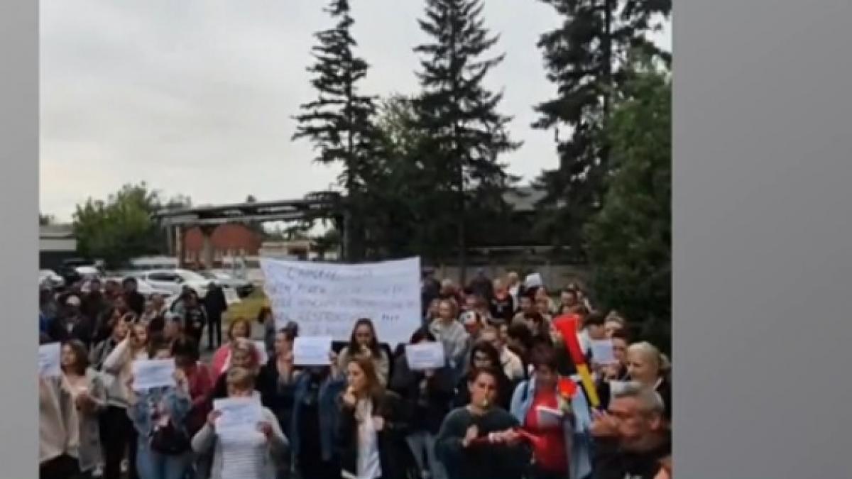 zeci de angajati de la o fabrica de drone din brasov au protestat in strada oamenii nu si ar fi primit salariile pentru luna trecuta