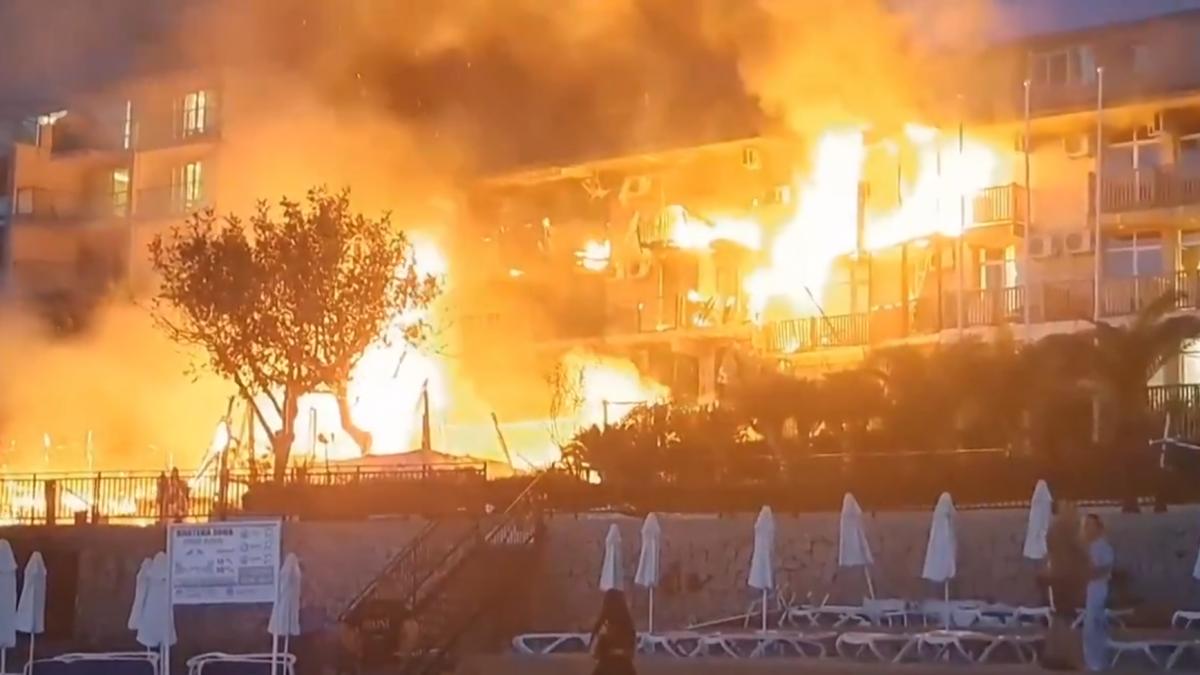 incendiu puternic intr o statiune din bulgaria flacarile si fumul dens s au extins turistii din hotelurile din zona au fost evacuati
