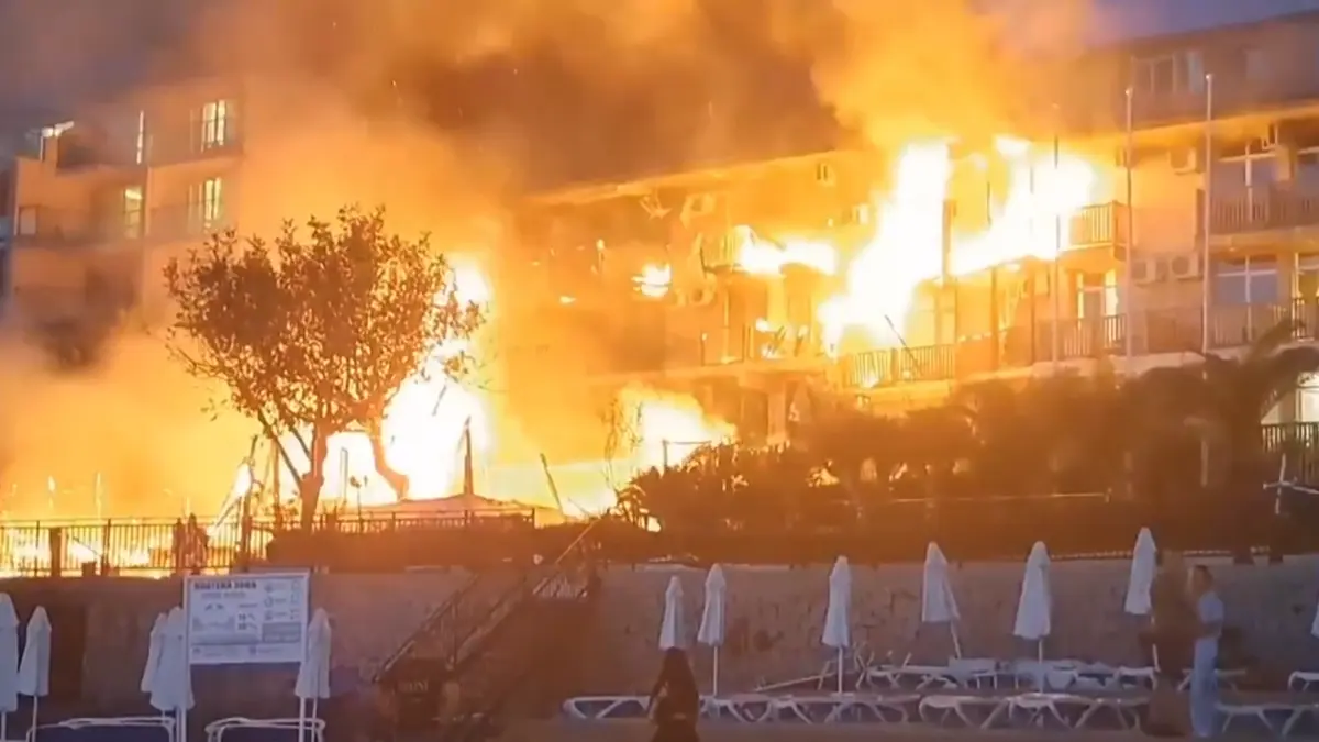 incendiu puternic intr o statiune din bulgaria flacarile si fumul dens s au extins turistii din hotelurile din zona au fost evacuati