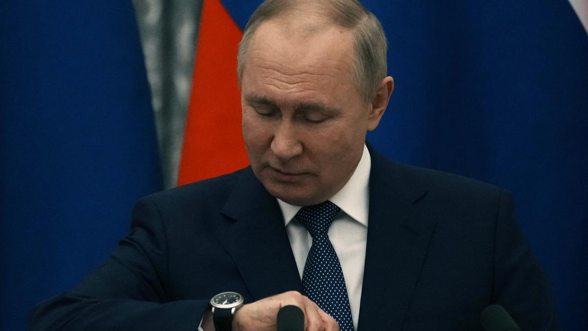 Putin se uita la ceas (2)