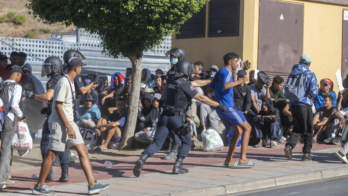 patru migranti au fost arestati in ceuta dupa ce au aruncat cu pietre in soldatii spanioli