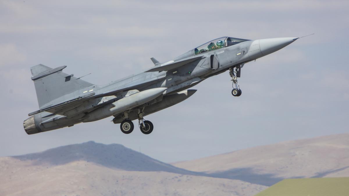 un barbat a furat un avion si a zburat spre centrala nucleara de la paks ungaria si a trimis avioanele de vanatoare gripen dupa el