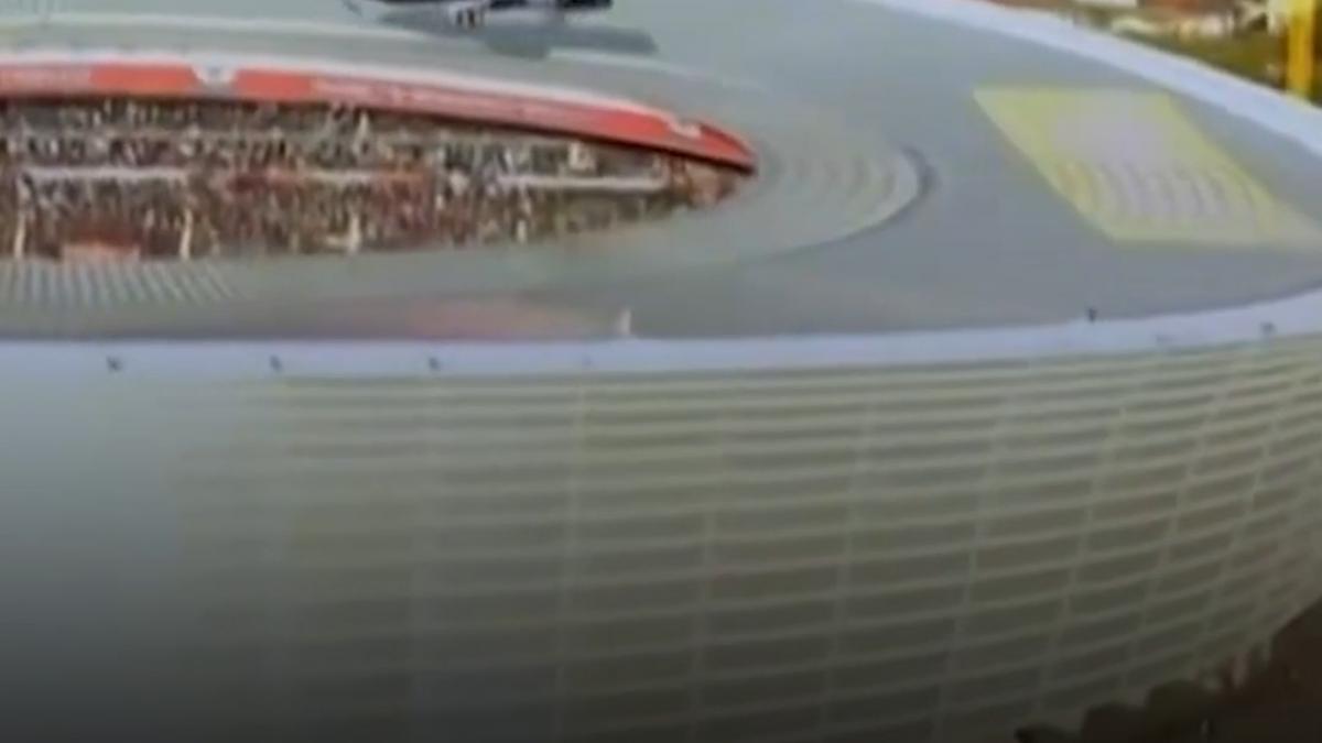 imagini senzationale cu doua avioane airlink care trec razant peste stadionul din cape town inainte de meciul springboks