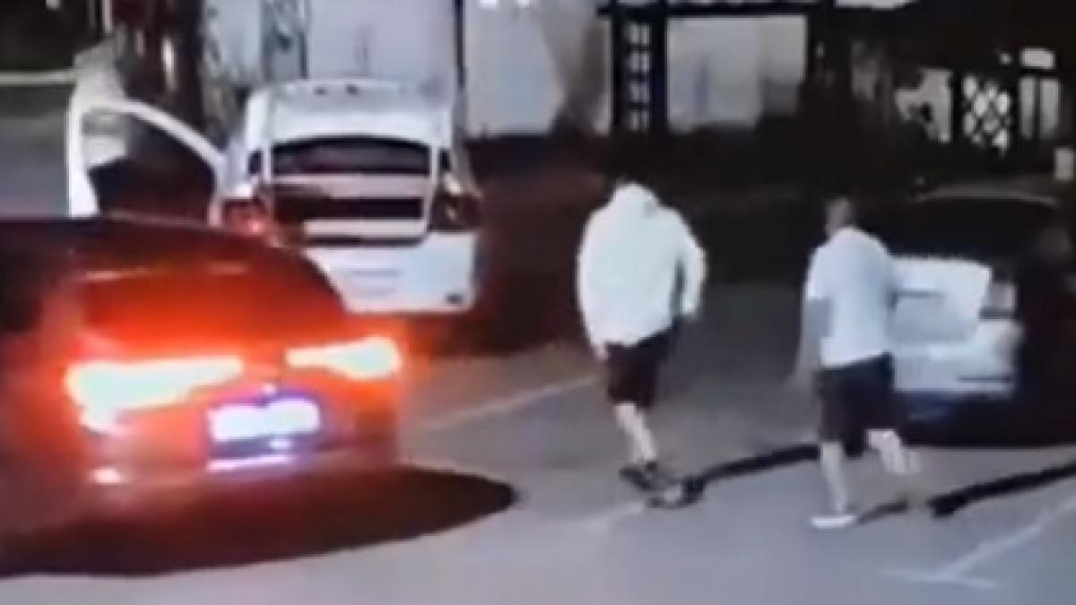 imagini socante cu momentul in care un tanar de 21 de ani este batut cu batele de trei indivizi intr o parcare din dambovita