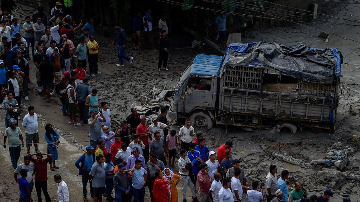 sase ore prin intuneric agatati de tavan cum au scapat muncitorii din tunelurile inundate din nepal