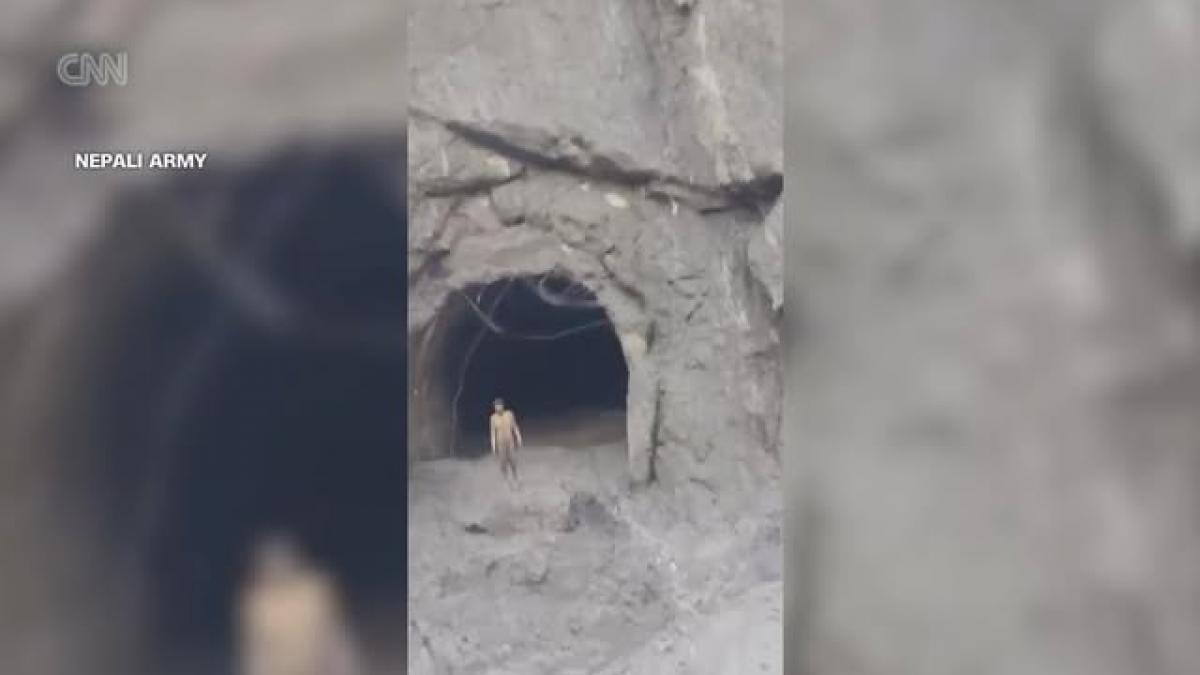 sase ore prin intuneric agatati de tavan cum au scapat muncitorii din tunelurile inundate din nepal