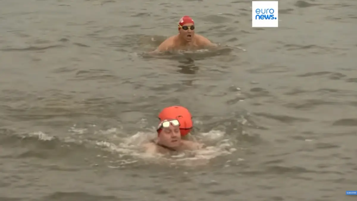 video aproape o mie de oameni au traversat dunarea inot la budapesta pentru prima data in sase ani