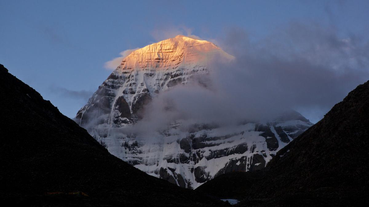 inainte de inundatiile din nepal pelerinii hindusi cautau divinitatea pe muntele kailash multi parcurg traseul doar o data in viata
