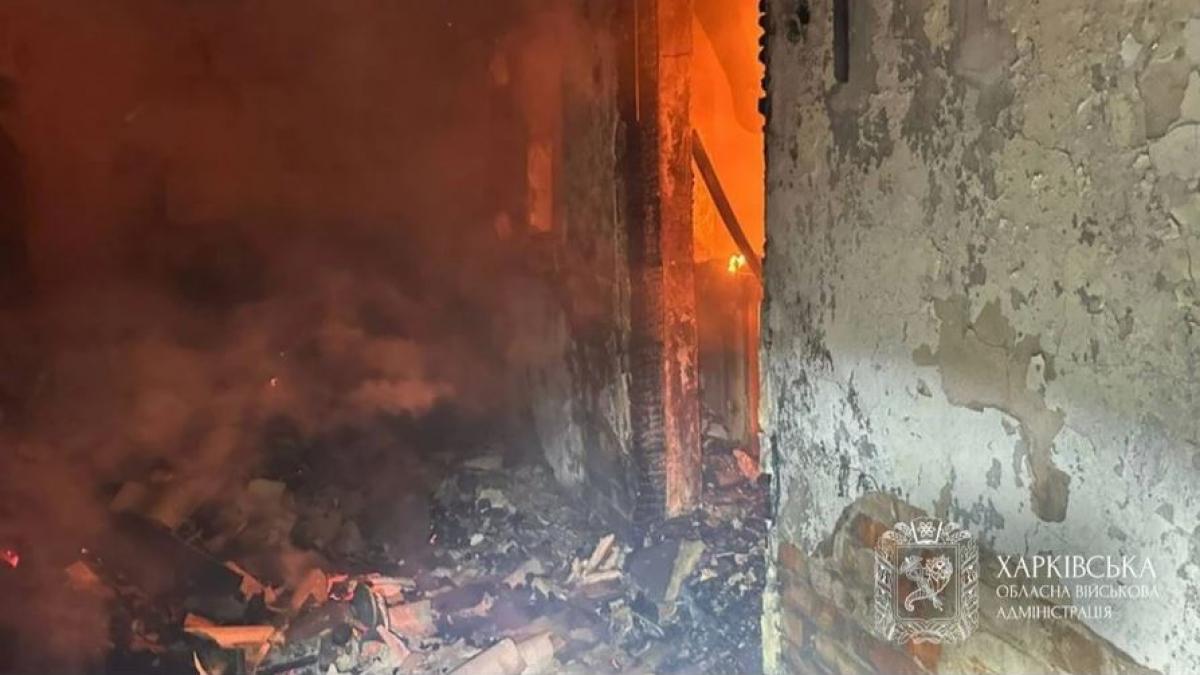 poza in care apare o imagine de la un incendiu izbucnit în urma unui atac al Federației Ruse în Ucraina - Sursa foto: Administrația Militară Regională Harkov