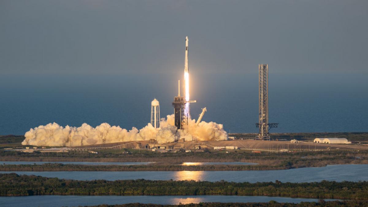 probleme la capsula spatiala dragon a spacex lansarea unui nou echipaj spre iss a fost amanata