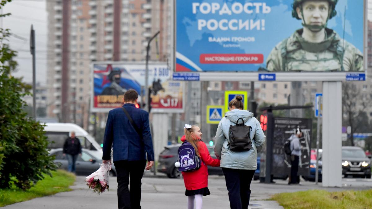 trebuie sa dam cu ciocanul un consilier al lui putin vrea ca elevii rusi sa fie educati de procurori care sa vorbeasca dur cu ei