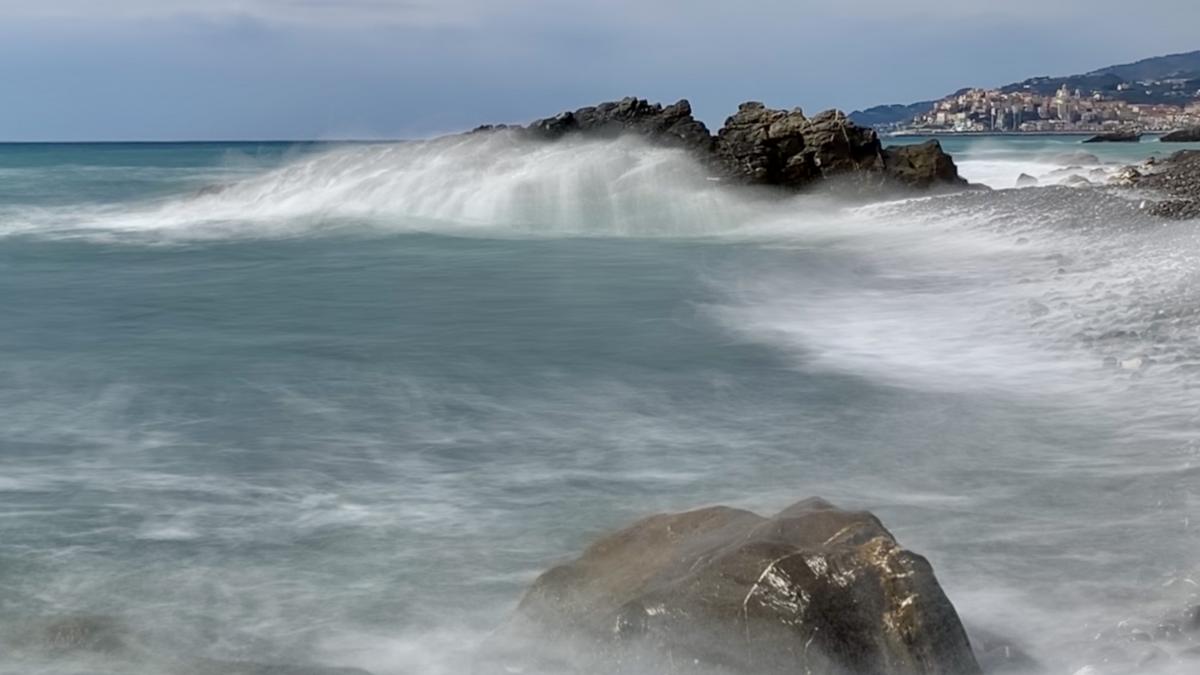 cum au fost surprinsi doi italieni pe stancile de langa o plaja in mijlocul zilei oamenii au sunat la 112