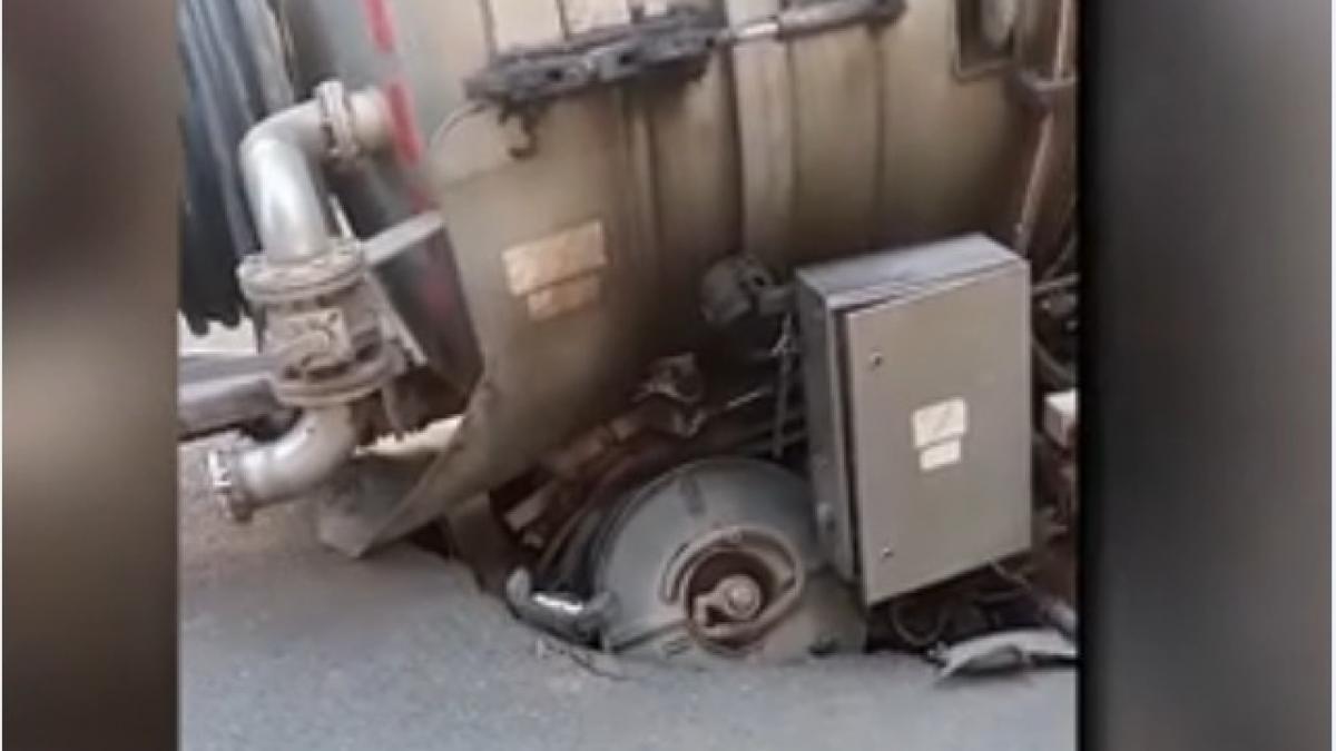 imagini uimitoare la buzau unde o vidanja a fost inghitita de asfalt soseaua s a surpat brusc sub greutatea ei