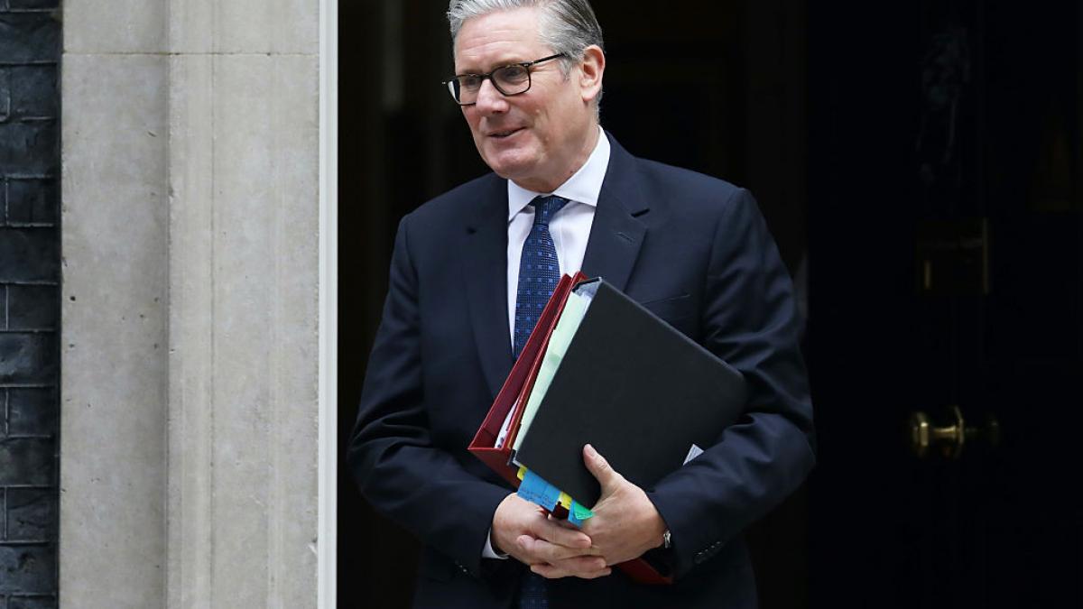 keir starmer anunta ca iese din politica si demisioneaza din parlamentul britanic demisia sa ii face probleme lui andy burnham